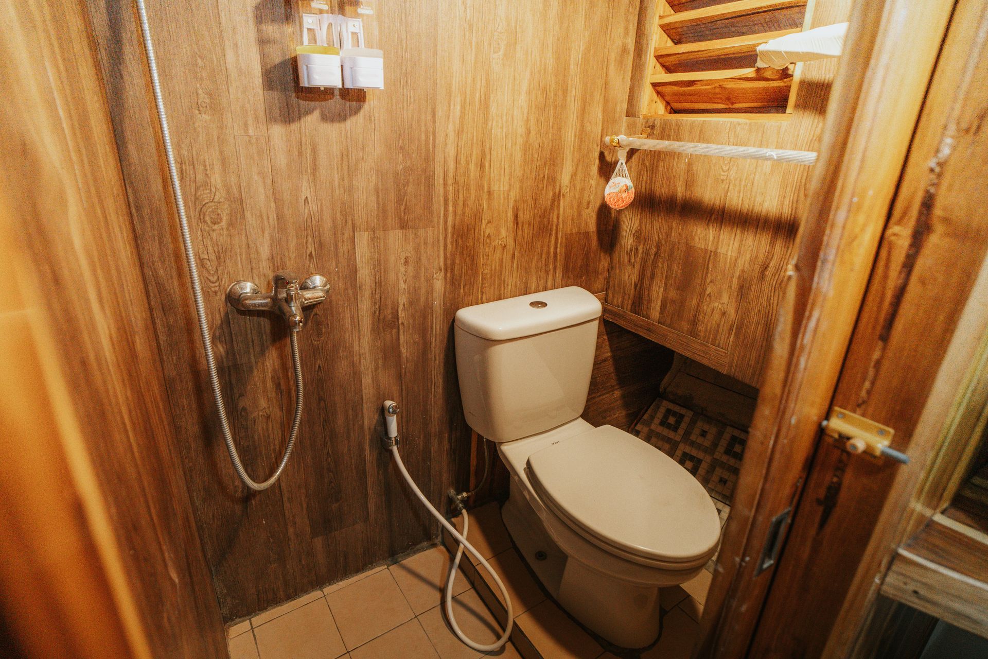 Zada Nara Deluxe Bedroom Bathroom
