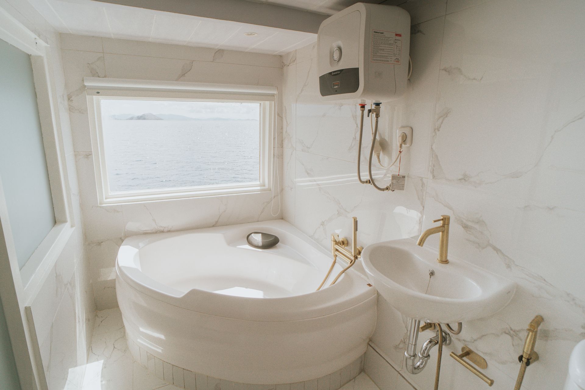 Zada Nara Suite Bedroom Bathtub