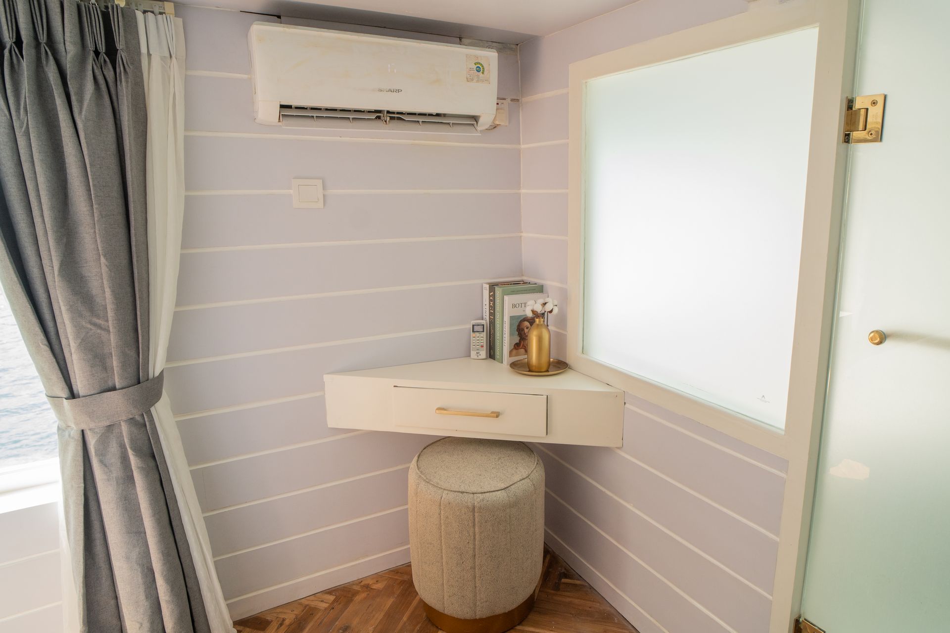 Zada Nara Suite Bedroom Desk