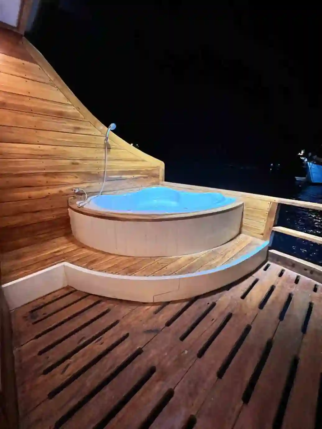 Ikan Cabin Jacuzzi