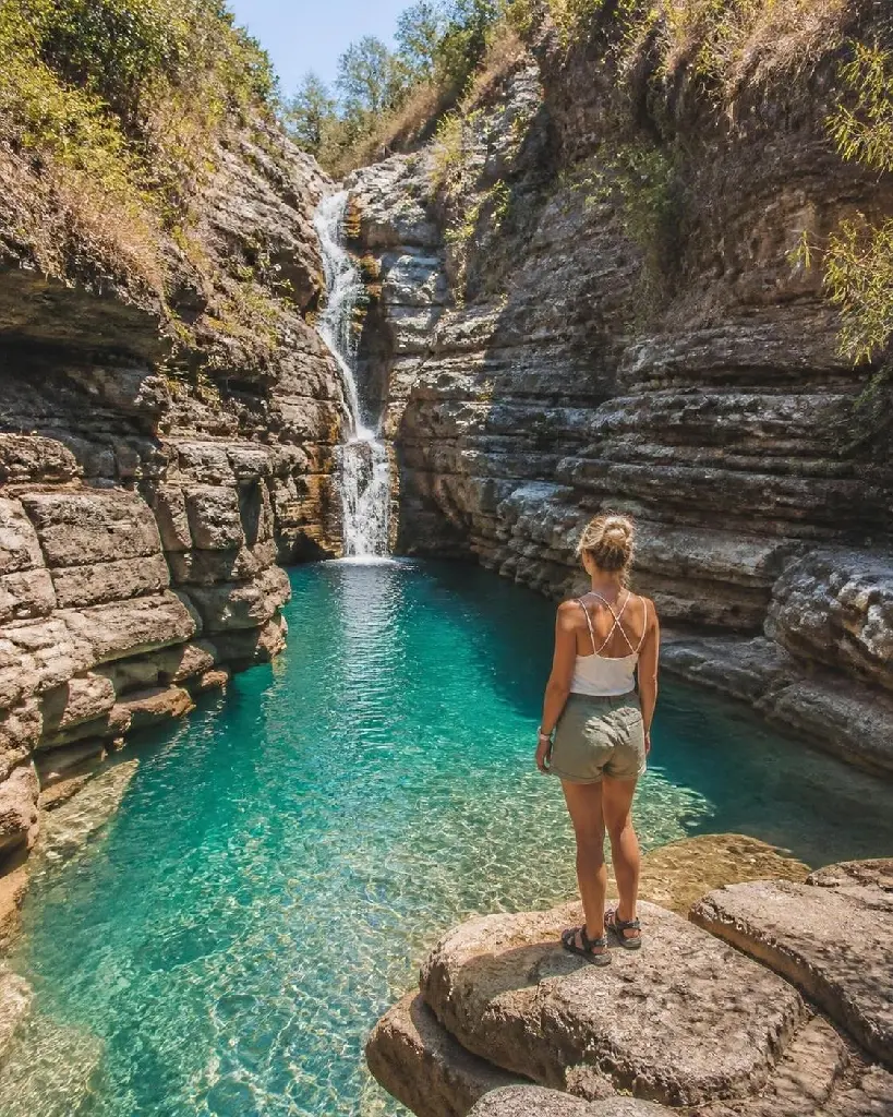 AI Generated Air Terjun Tanggedu dengan Turis