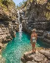 AI Generated Air Terjun Tanggedu dengan Turis