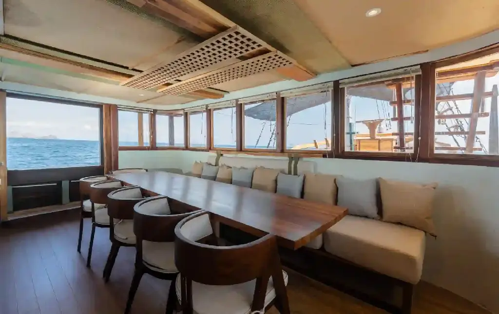 Dining-Room-Marea-Phinisi.webp