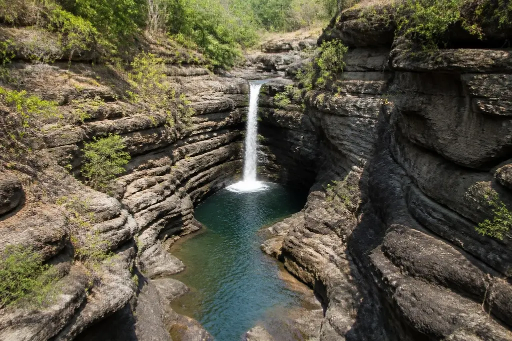 AI Generated Air Terjun Tanggedu Realistis